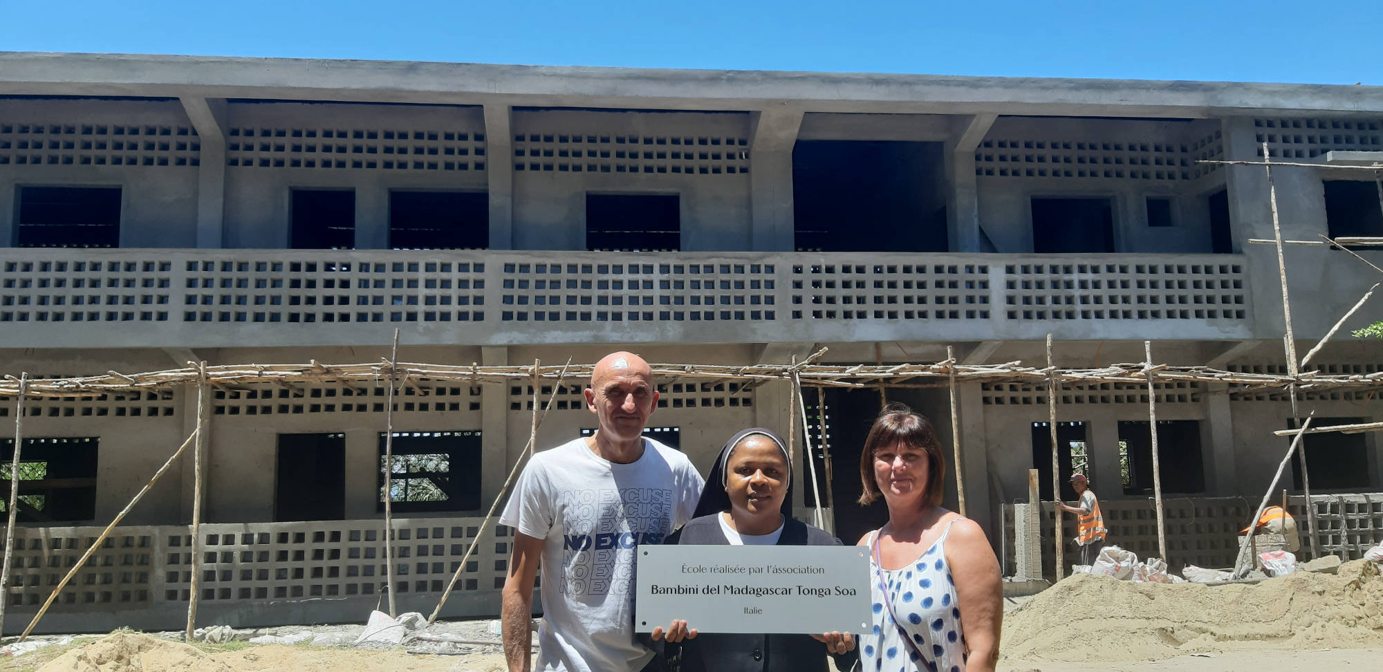 Bambini del Madagascar Tonga Soa - Nuova scuola media