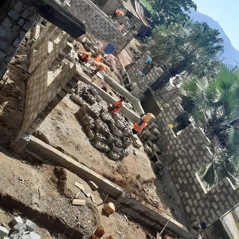 Bambini del Madagascar Tonga Soa - Nuova scuola media