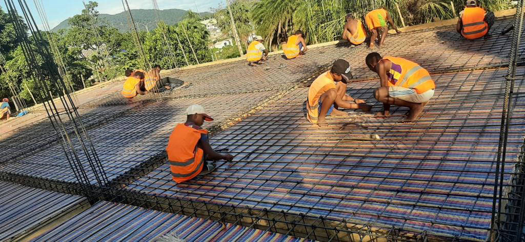 Bambini del Madagascar Tonga Soa - Nuova scuola media