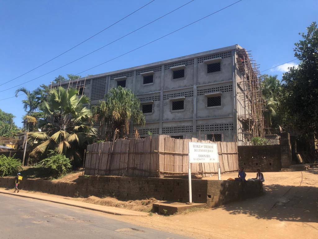 Bambini del Madagascar Tonga Soa - Nuova scuola media