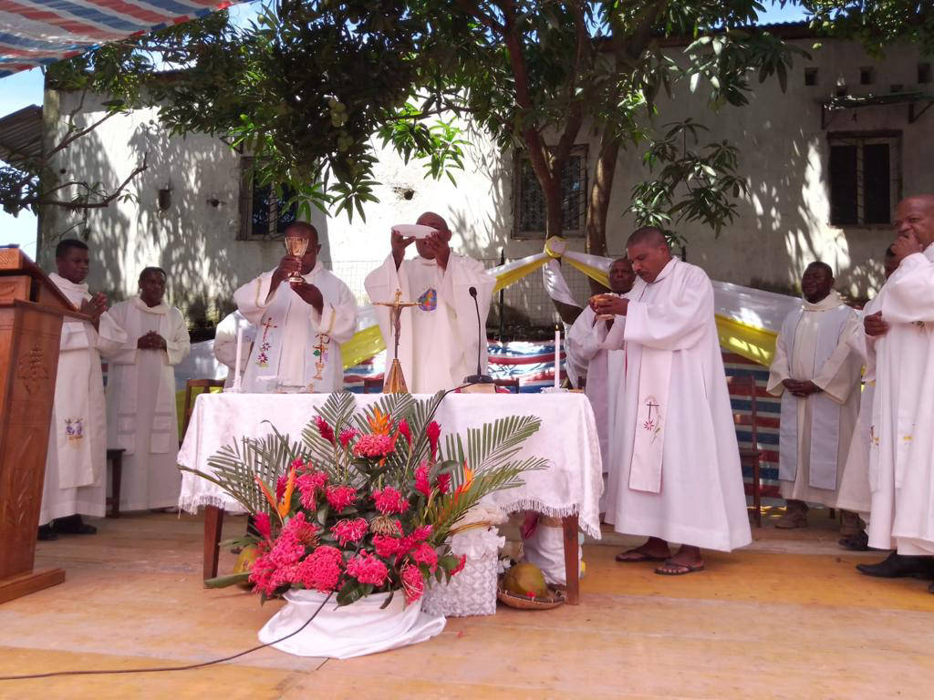Bambini del Madagascar Tonga Soa - Nuova scuola media