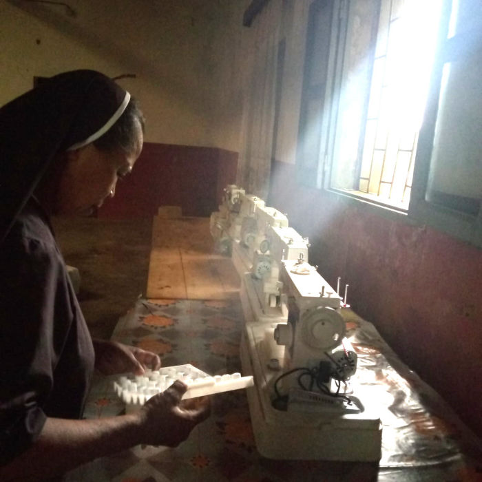 Suore al lavoro con le nuove macchine da cucire