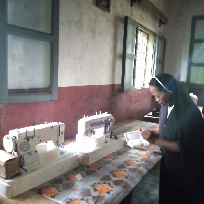 Suore al lavoro con le nuove macchine da cucire